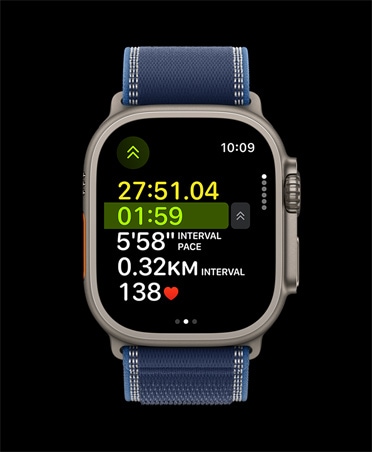 Apple Watch Ultra 3, натурален цвят, титанов корпус, детайлни метрики от тренировки Бягане на открито, каишка Trail Loop в син/яркосин цвят