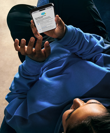 Una persona analiza en su iPhone los detalles de una alerta de posible apnea del sueño