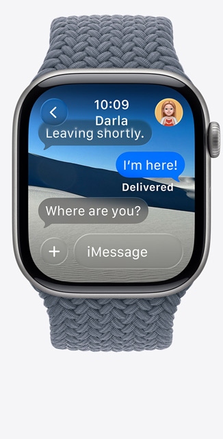 Apple Watch Series 11, alumiinikuoren värinä tähtiharmaa, livekäännös muuttaa iMessagen kielen englanniksi, punottu Solo Loop ‑ranneke, värinä ankkurinsininen