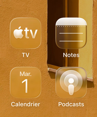 Icônes d’app en Liquid Glass, notamment Apple TV, Notes, Calendrier et Podcasts, teintées d’une couleur assortie à l’image en fond d’écran