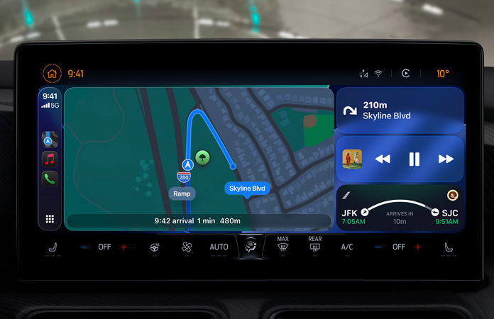 차 안의 CarPlay를 통해 CarPlay의 새로운 디자인을 강조하는 모습
