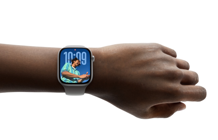 Cilvēks nēsā Apple Watch Series 11 ar redzamu Photos ciparnīcu