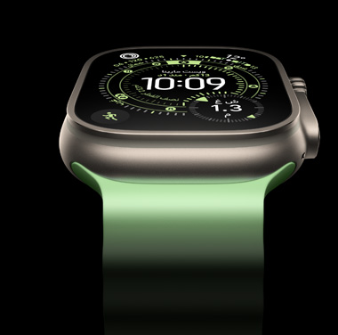 لقطة مقرّبة لساعة Apple Watch Ultra 3 من تيتانيوم طبيعي على خلفية سوداء. تعرض الشاشة الوقت ومعلومات ديناميكية أخرى.