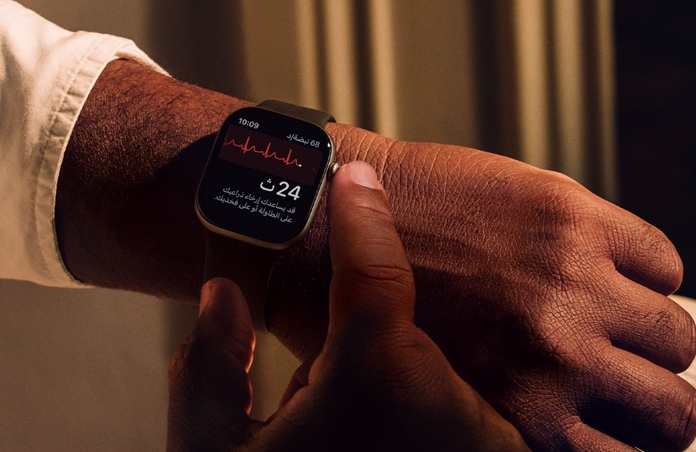 شخص يضغط مطولاً على التاج الرقمي على Apple Watch Series 11 للتحقق من صحة القلب في تطبيق تخطيط القلب