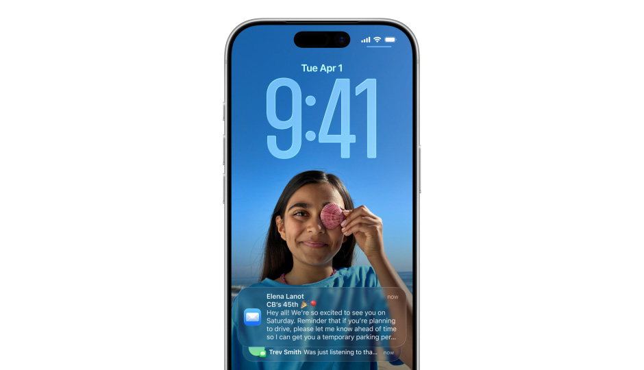 Ekran blokady iPhone’a ze zdjęciem i cyfrowym zegarem w technologii Liquid Glass, dwa powiadomienia u dołu ekranu