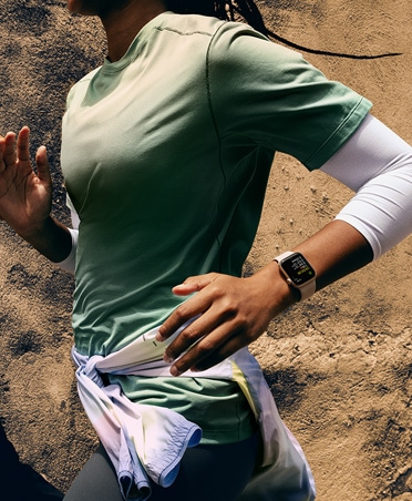 O persoană își monitorizează sesiunea de alergare pe Apple Watch SE 3