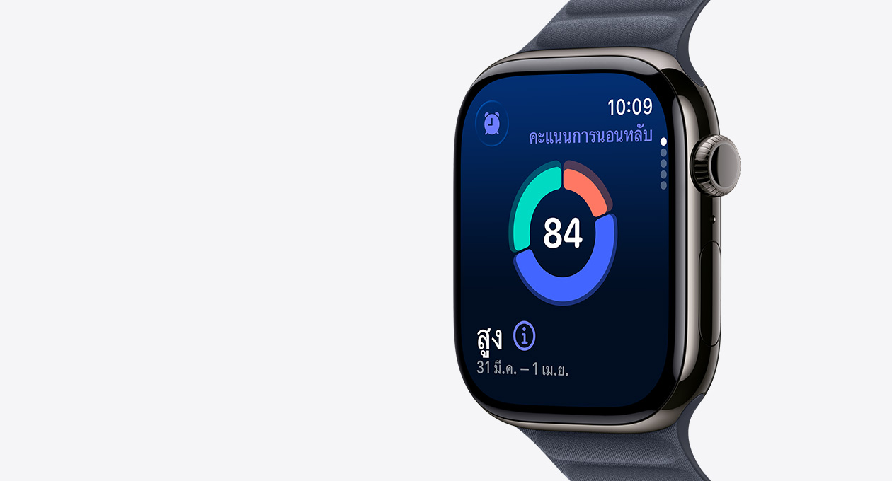 Apple Watch Series 11, ตัวเรือนไทเทเนียมเทาสเลท, หน้าจอแสดงกราฟวงกลมคะแนนการนอนหลับ, ภายนอกด้านขวา, Digital Crown, สายแบบ Magnetic Link สีกรมท่า