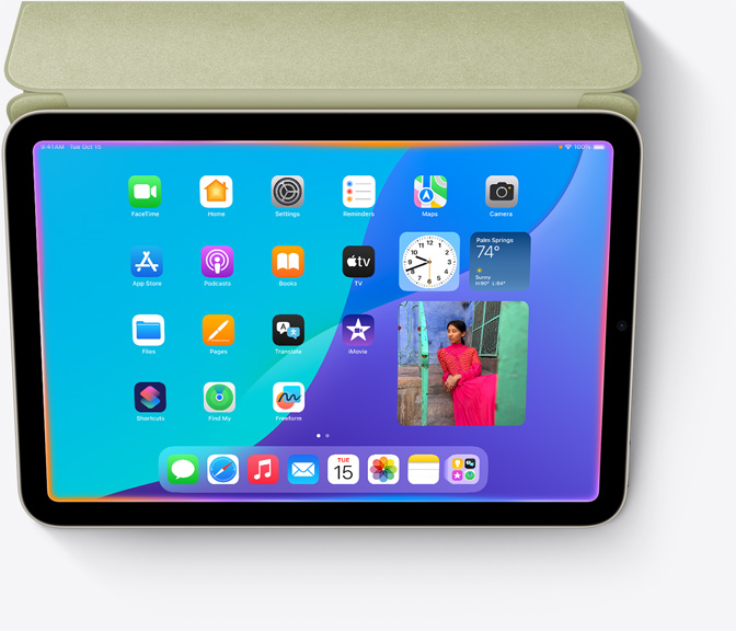 Ekranın kenarlarını saran parlak bir ışıkla birlikte Siri’nin yepyeni tasarımını sergileyen bir iPad mini aygıtı.