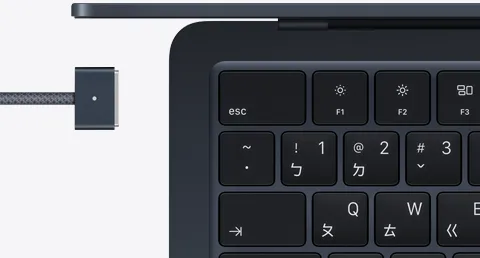 午夜色 MacBook Air 搭配顏色相襯的 MagSafe 連接線