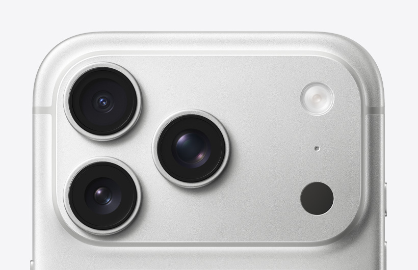 銀色 iPhone 17 Pro 機身背面圖，展示 Pro 相機系統，包括三個鏡頭、麥克風與閃光燈