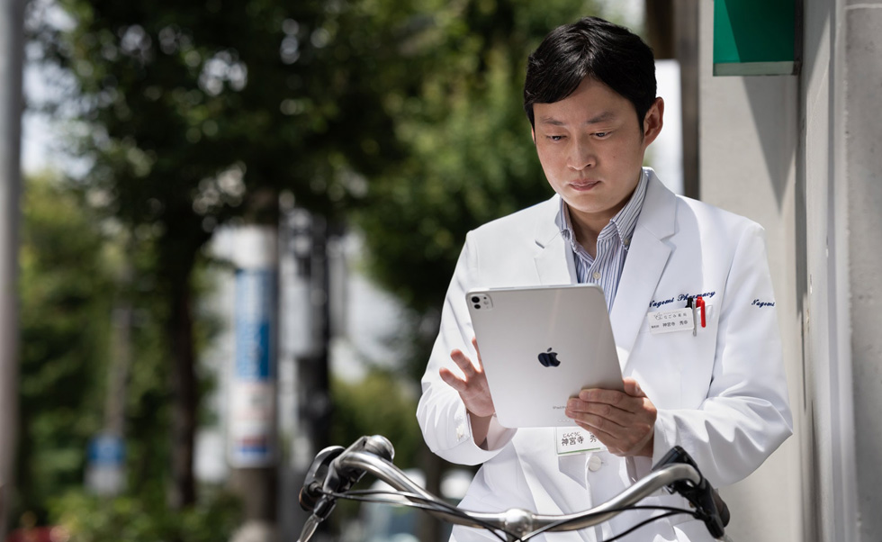 Grâce à la mobilité d’iPad, le personnel peut faire des visites à domicile.