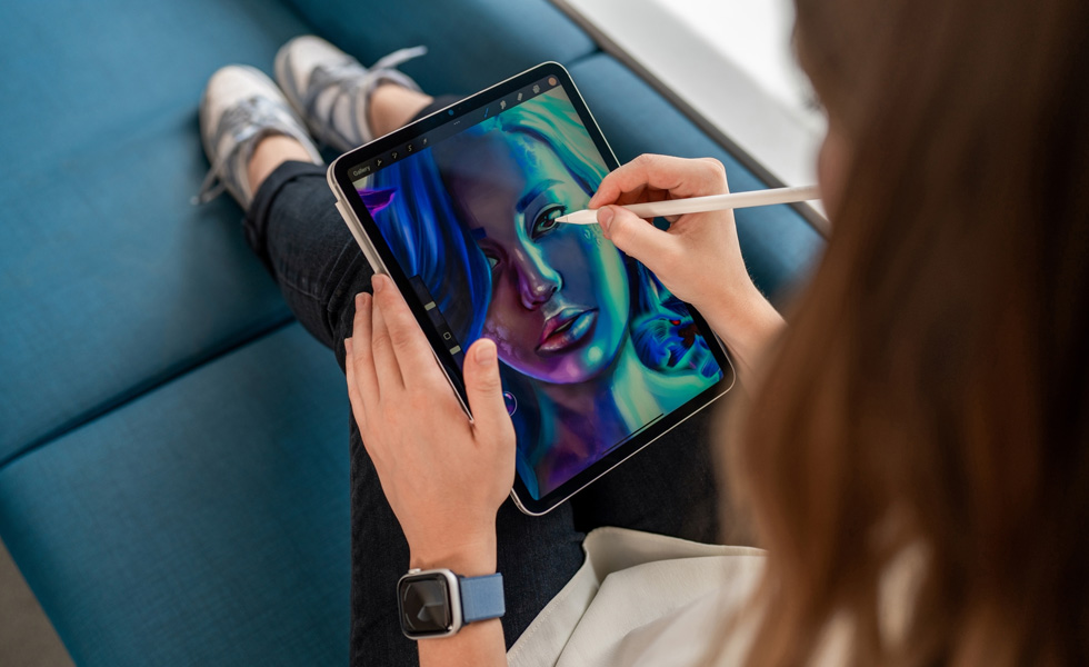 一名女學生把 iPad 放在腿上，使用 Apple Pencil 在 Procreate app 中繪圖