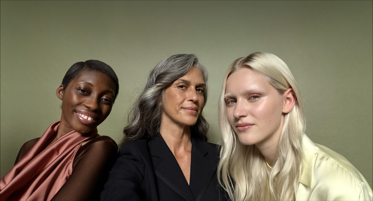 Die iPhone 17 Pro Kamera App zeigt das Automatische Ausrichtung für Fotos Feature und wie eine Gruppe von Personen ein Selfie macht, während ihre Gesichter hervorgehoben sind