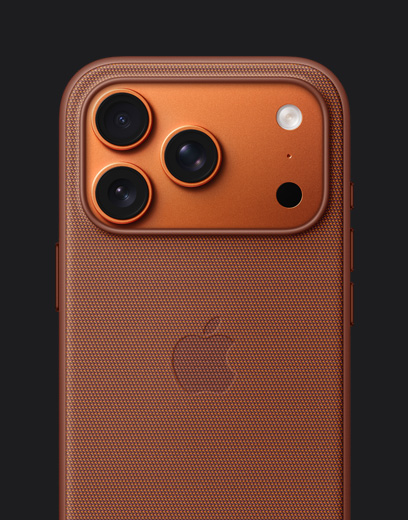 iPhone 17 Pro, fra baksiden, kosmisk oransje finish, med deksel i teknisk vev med MagSafe