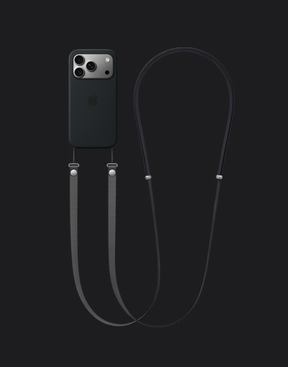 iPhone 17 Pro, fra baksiden, sølv finish, med svart silikondeksel med MagSafe og mørkegrå crossbody-stropp festet