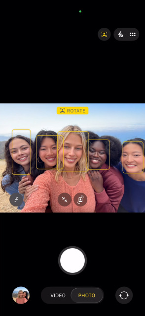 iPhone 17 Pro-skjermen på forsiden viser Sentrering-funksjonen for bilder og hvordan du tar en selfie med flere personer, med ansiktene deres markert