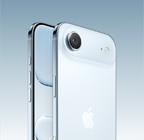 iPhone Air, i fargen himmelblå, vinklet fra baksiden, Fusion-hovedkamerasystem i platå øverst, Kamerakontroll-knapp, fra forsiden, helskjermdesign, Handlingsknapp og volumknapper