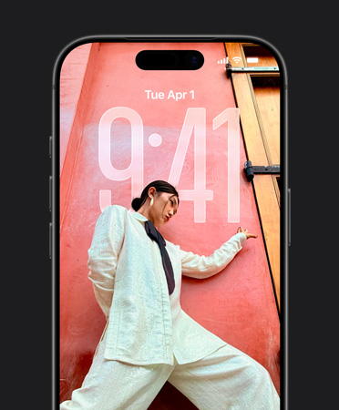 Låst skjerm på iPhone, som viser klokken tilpasset bildet på låst skjerm