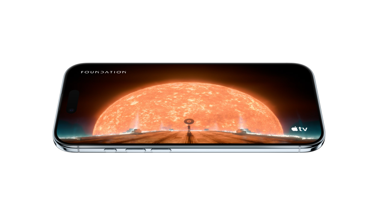 iPhone Air, μπροστινή εξωτερική όψη, πλαϊνή εξωτερική όψη, που δείχνει στατική σκηνή από τη σειρά Foundation του Apple TV