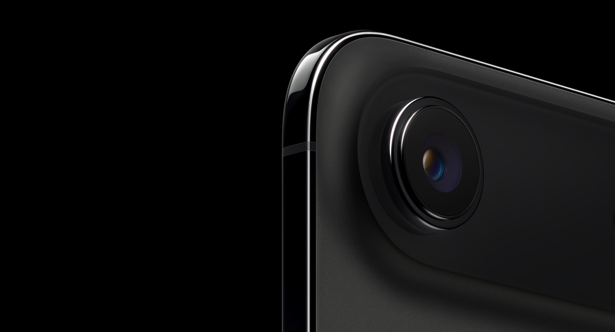 iPhone Air, πίσω εξωτερική όψη, χρώμα Διαστημικό Μαύρο, στρογγυλεμένη γωνία στο επάνω μέρος, σύστημα κάμερας Fusion με μονό φακό