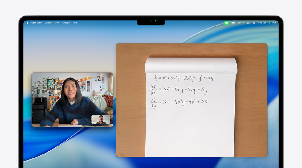 Videollamada en un MacBook Air de una persona que usa la funcionalidad Vista del Escritorio para mostrar una ecuación matemática a otra persona en la llamada. Vista del Escritorio permite mostrar el espacio de trabajo y la cara al mismo tiempo