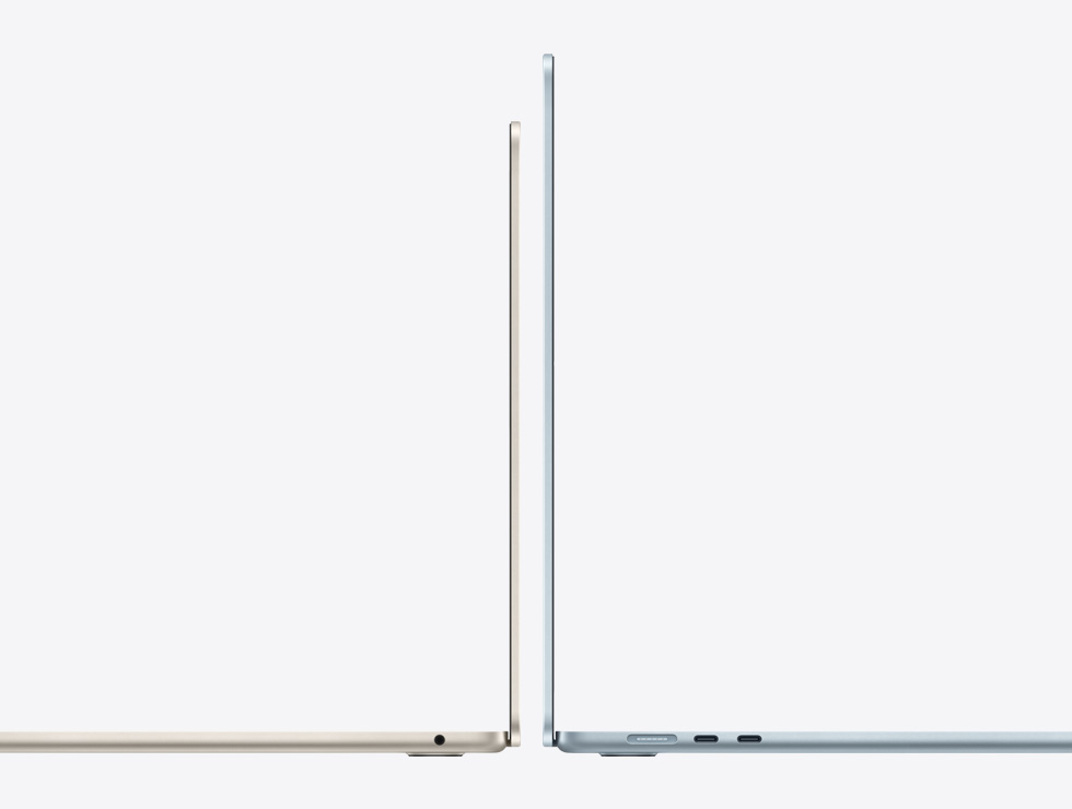 Dos notebooks MacBook Air de 13 y 15 pulgadas con la parte trasera una contra otra para mostrar la diferencia de tamaño
