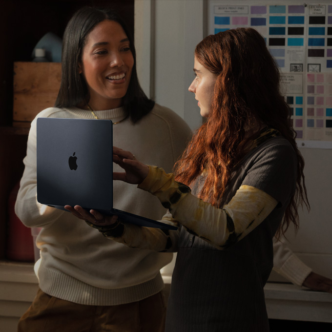Personas usando el Mac en un entorno educativo