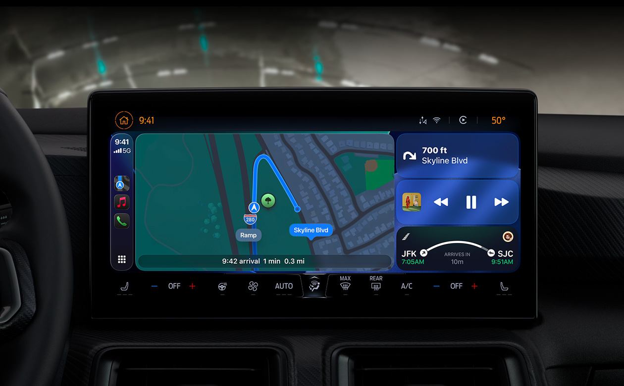 CarPlay i en bil med en vägbeskrivning i Kartor, Musik, information om en flygavgång och widgetar