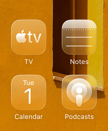 Gros plan sur les nouvelles icônes d'apps teintées, avec l’app Apple TV, Notes, Calendrier et Podcasts