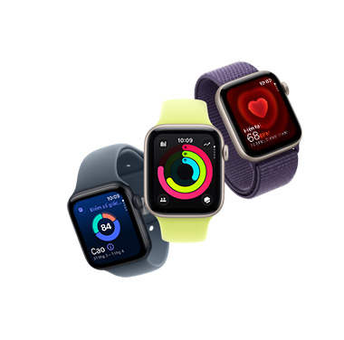 Một loạt 3 thiết bị Apple Watch SE 3 trong một hàng chéo hướng lên trên. Tất cả đều hướng về phía trước, thiết bị đầu tiên có vỏ Nhôm màu Đêm Xanh Thẳm hiển thị điểm số giấc ngủ, thiết bị thứ hai có vỏ Nhôm màu Ánh Sao hiển thị Màn hình chính và thời gian, thiết bị thứ ba có vỏ Nhôm màu Ánh Sao hiển thị hình ảnh tim đập và dữ liệu sinh hiệu.